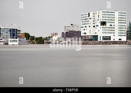Atemberaubende Bilder entlang des Flusses Amstel, der Museen und der Hauptbahnhof in der Frühlingssonne Stockfoto