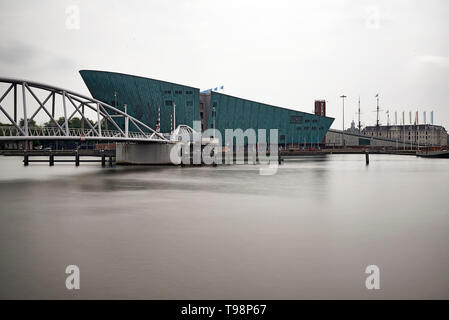 Atemberaubende Bilder entlang des Flusses Amstel, der Museen und der Hauptbahnhof in der Frühlingssonne Stockfoto