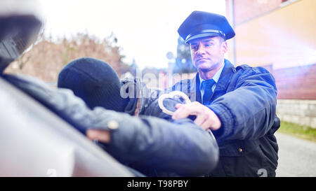 Polizei mit Blaulicht auf die Verhaftung einer Kriminellen in Aktion Stockfoto