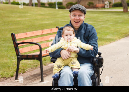 Behinderten Vater spielen mit seinem kleinen Sohn Stockfoto