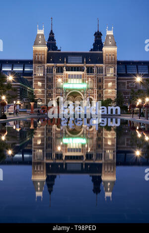 Atemberaubende Landschaft Bild des Rijksmuseum und das Spiegelbild im Wasser mit der iamsterdam signage vor dem Museum Stockfoto