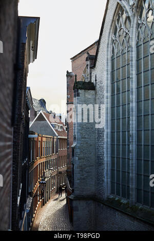 High Angle Shot eines typischen kleinen Gasse mit Häusern und Kirche in der City von Amsterdam suring Sunrise Stockfoto