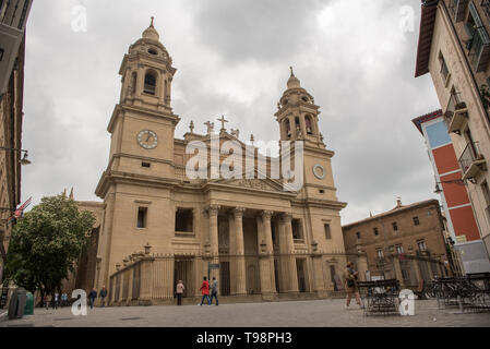 Perspektive der neoklassischen Kuppel der Kirche von Saint Lawrence (Iglesia de San Lorenzo) in Pamplona, Navarra, Spanien. Es beherbergt die Überreste von Sa Stockfoto