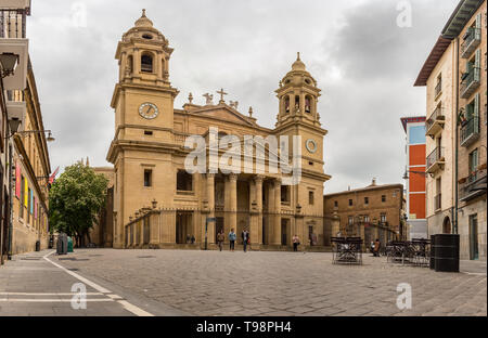 Perspektive der neoklassischen Kuppel der Kirche von Saint Lawrence (Iglesia de San Lorenzo) in Pamplona, Navarra, Spanien. Es beherbergt die Überreste von Sa Stockfoto