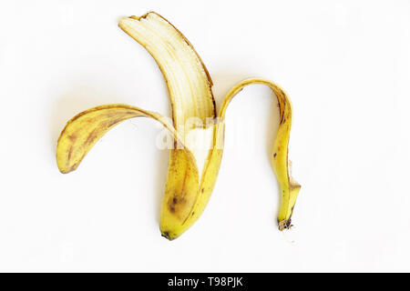 Bananenschale auf einem weißen Hintergrund. Blick von oben. Stockfoto