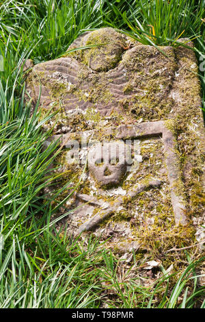 Alten Grabstein im Friedhof von Rhu Pfarrkirche, Argyll, Schottland mit totenkopf und gekreuzten knochen. Stockfoto