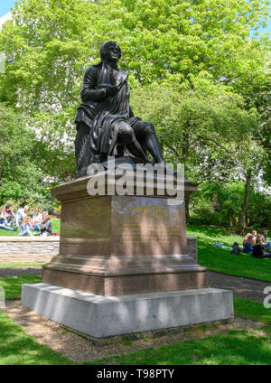 Statue von Robert "Robbie" brennt in der Victoria Embankment Gardens, Victoria Embankment, London, England, Großbritannien Stockfoto