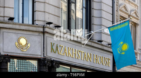 Die Kasachstan Flagge bei der Botschaft der Republik Kasachstan, Kasachstan Haus, Pall Mail, London, England, Großbritannien Stockfoto