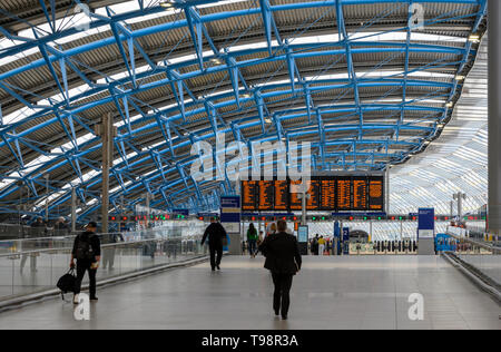 Stadt Lebensstil als Beifahrer Kopf für die neuen Plattformen (20 und 24) an der Bahnhof Waterloo, Waterloo, London, England, Großbritannien Stockfoto