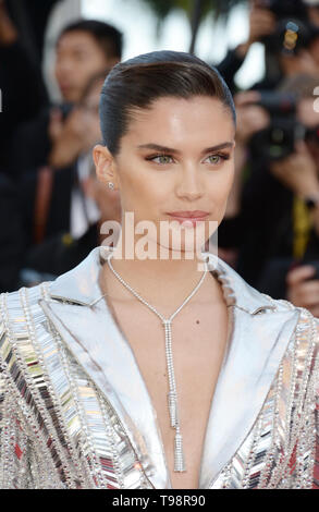 Mai 16, 2019 - Cannes, Frankreich - Die "Rocketman" "Roter Teppich" - Cannes 2019: Sara Sampaio besucht das Screening von "Rocketman" während der 72. jährlichen Filmfestspiele von Cannes am 16. Mai 2019 in Cannes, Frankreich. (Bild: © Friedrich InjimbertZUMA Draht) Stockfoto