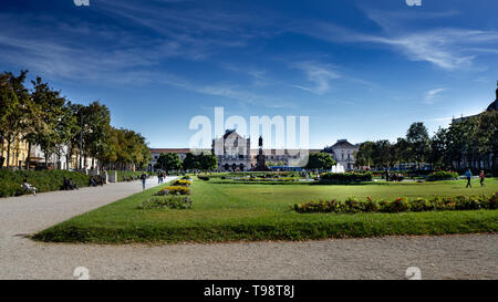 Großen Park vor dem Hauptbahnhof Zagreb, Glavni Kolodvor, Kroatien Stockfoto