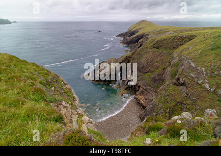 Wooltack Point, wie aus den Marloes Sands an der Küste zu Fuß gesehen, Teil der Pembrokeshire Coast Path in Wales Stockfoto