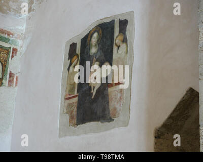 Todi Umbrien Italia Italien. Kirche San Fortunato, innere Kapelle von S. Michael Arcangel, "Cappella di San Michele Arcangelo" mit antiken Fresko von Stockfoto