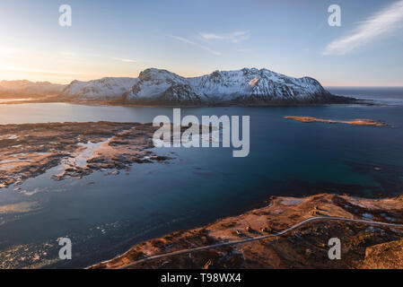 Blick von Hoven zu den benachbarten Inseln und Berge im Abendlicht, Lofoten, Nordland, Norwegen Stockfoto