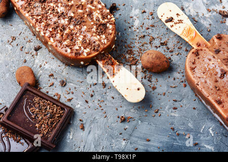 Schokolade Eis auf einem Stock. Classic Schokolade Eis Stockfoto