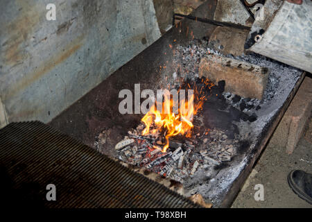 Vorbereitung Feuer zum Grillen von Fleisch, das für die Partei. Stockfoto
