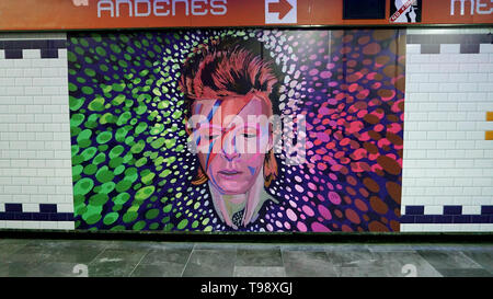 David Bowie Ziggy Stardust Wandbild Street Art Malerei, Mexiko-Stadt U-Bahn-Station, unter einem Pfeil in Richtung 'Andendes' (Plattformen). Stockfoto