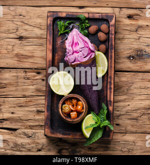 Eis in lebhaften Farben auf alten rustikalen Holztisch Stockfoto