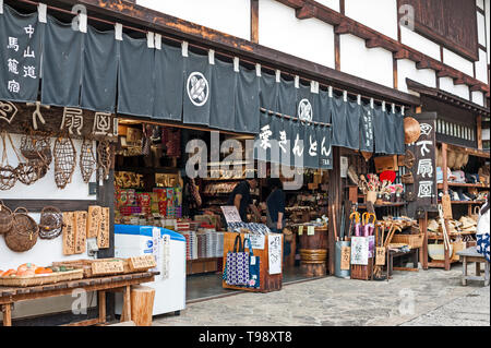 Altmodisches Geschäft für eine Vielzahl von Waren in Magome, Nakasugawa, Japan, auf der Nakasendo Route der Post Städte gelegen. Stockfoto