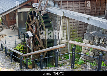 Hölzernen Wasserrad Replik der Edo Periode auf, Nakasendo route, Magome Nakatsugawa, Japan. Stockfoto