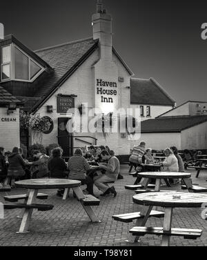 Die Haven House Pub Public House auf Mudeford Quay am frühen Abend Stockfoto