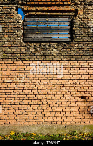 Yellow Brick Wall, Teil in Braun, Hintergrund mit einem Boden gemalt und an Bord Fenster Stockfoto