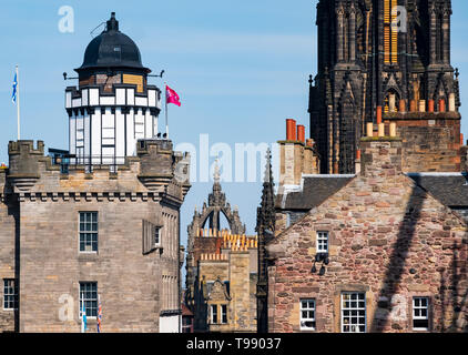 Blick auf die Altstadt von Edinburgh Gebäude mit Camera Obscura links und St Giles Cathedral center, Schottland, UK Stockfoto