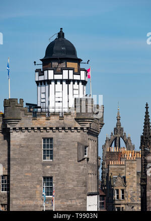 Blick auf die Altstadt von Edinburgh Gebäude mit Camera Obscura links und St Giles Cathedral center, Schottland, UK Stockfoto
