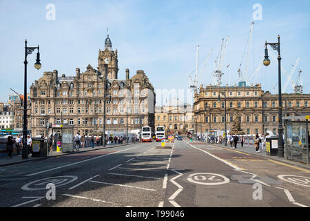 Blick auf die Kreuzung der North Bridge mit Balmoral Hotel in Edinburgh, Schottland, UK Links Stockfoto