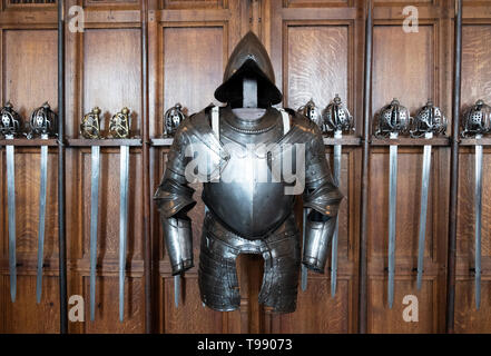 Rüstung auf Anzeige in der Großen Halle auf Schloss Edinburgh in Schottland, Großbritannien Stockfoto