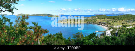 Panoramablick auf die Landschaft von Tropical Marine Blue Lagoon mit wilden grünen Dschungel im Vordergrund. Hohe Auflösung Stockfoto