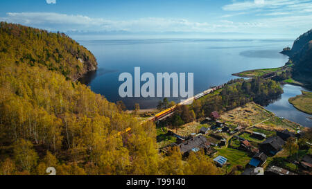 Transsibirische Eisenbahn am Baikalsee, Sibirien, Russland Stockfoto