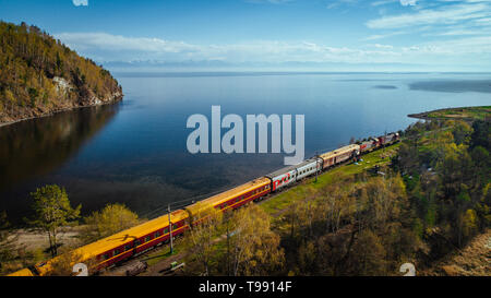 Transsibirische Eisenbahn am Baikalsee, Sibirien, Russland Stockfoto