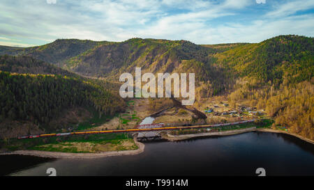 Transsibirische Eisenbahn am Baikalsee, Sibirien, Russland Stockfoto