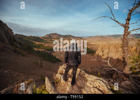 Mann, auf Felsen, mongolische Schweiz, Wüste Gobi, Mongolei Stockfoto