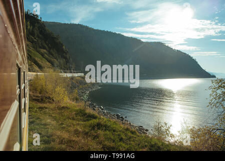 Transsibirische Eisenbahn am Baikalsee, Sibirien, Russland Stockfoto