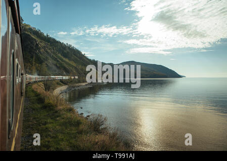 Transsibirische Eisenbahn am Baikalsee, Sibirien, Russland Stockfoto