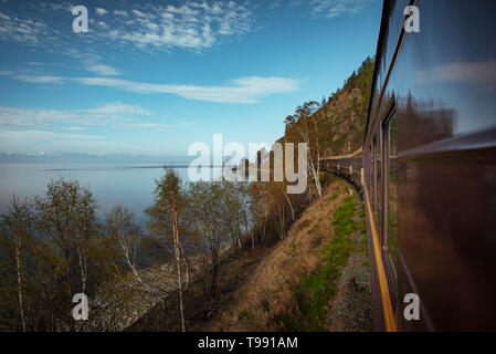 Transsibirische Eisenbahn am Baikalsee, Sibirien, Russland Stockfoto