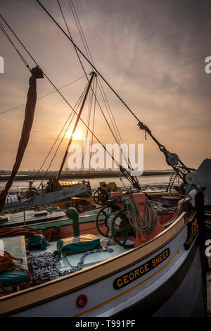 Thames sailing Lastkähne festgemacht am Kai in Maldon. Stockfoto