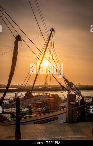 Thames sailing Lastkähne festgemacht am Kai in Maldon. Stockfoto