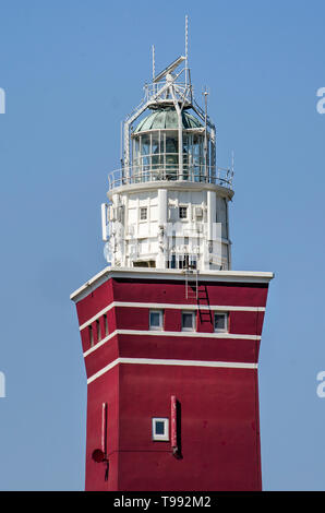 Ouddorp, Die Niederlande, April 19, 2019: Close-up der oberen Partie der roten und weißen Leuchtturm auf der westlichen Spitze der Insel goeree Aga Stockfoto