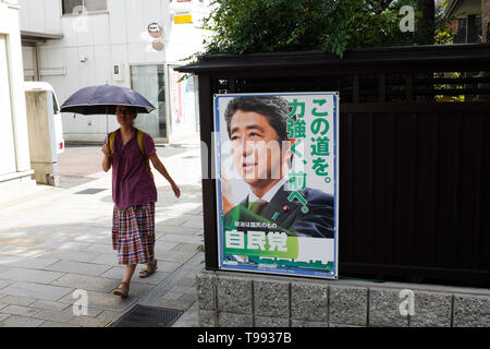 Ein Plakat zeigt der japanische Ministerpräsident Shinzo Abe. Stockfoto