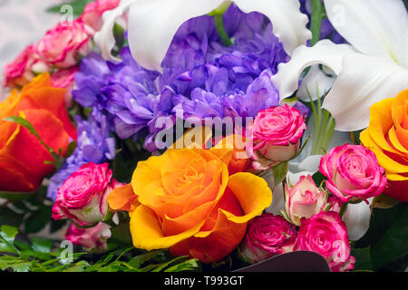 Blau Chrysanthemen, orange und rosa Rosen in einer schönen Blumenstrauß Stockfoto