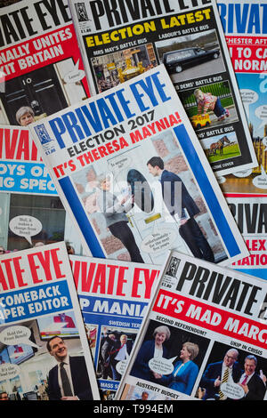 Ein Haufen von Private Eye Magazine. Stockfoto