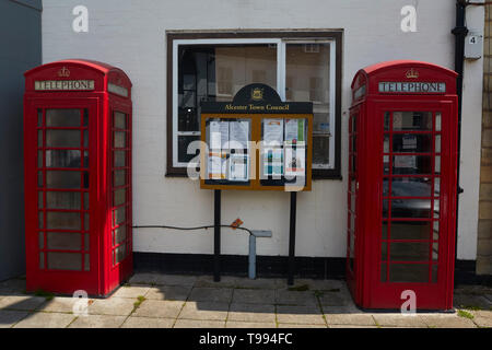 Zwei rote Telefonzellen und Dorf Bekanntmachungen im Vale von Evesham Ortschaft Alcester, England, Vereinigtes Königreich, Europa Stockfoto