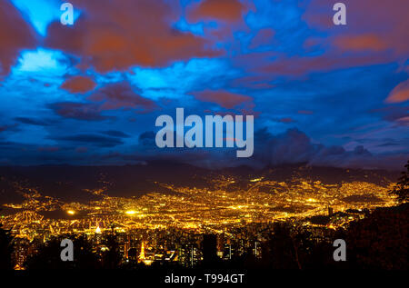 Lange Belichtung von Medellin Stadtbild während der Blauen Stunde mit Die Nacht, die Lichter der Stadt in den Anden, Departement Antioquia, Kolumbien. Stockfoto