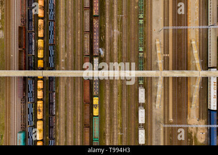 Luftaufnahme von bunten Güterzüge mit Waren und Brücke auf dem Bahnhof. Ansicht von oben von Flying drone Stockfoto