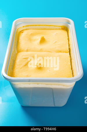Seitenansicht mit Mango geschmack Eis auf blauem Hintergrund vertikalen Zusammensetzung Stockfoto
