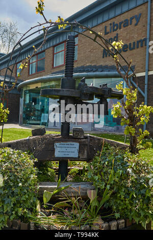 Wein drücken Sie Funktion außerhalb der Bibliothek und Museum Alcester in der Nähe von Evesham, England, Vereinigtes Königreich, Europa Stockfoto