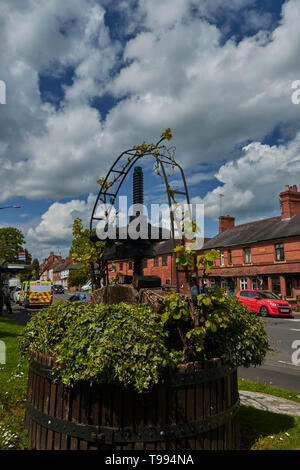 Wein drücken Sie Funktion außerhalb der Bibliothek und Museum Alcester in der Nähe von Evesham, England, Vereinigtes Königreich, Europa Stockfoto
